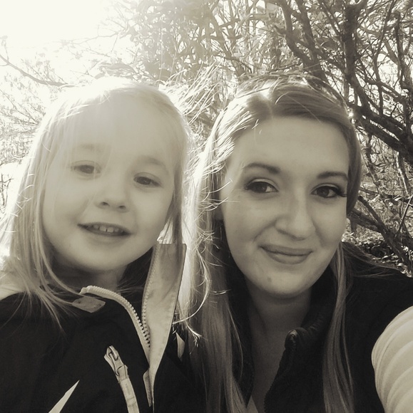 Meet your Poshers: Ashley & Kimber - Picture 1 of 3